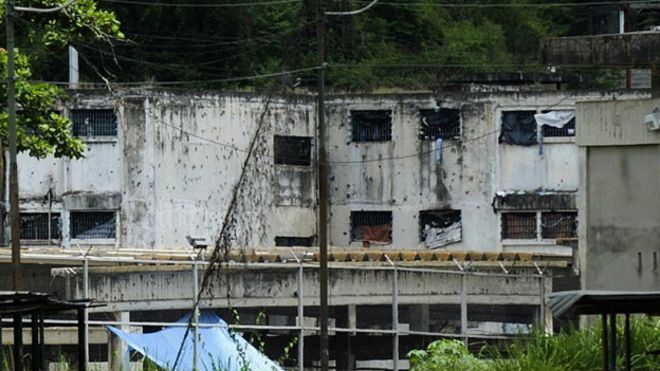 Mueren 17 reclusos por incendio en cárcel venezolana