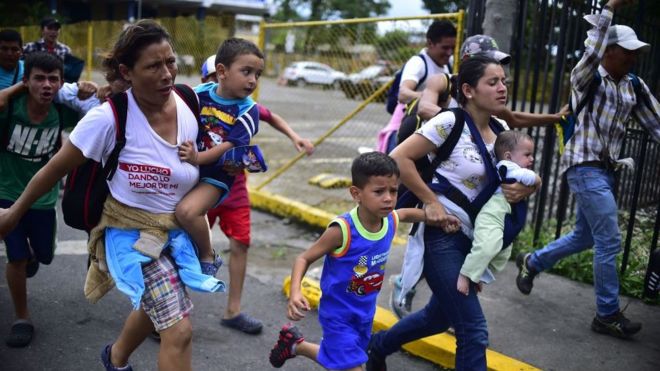 Migrantes saltan la valla en frontera Guatemala-México