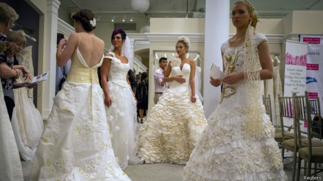 Un vestido de novia de papel higiénico gana premio de US$10.000