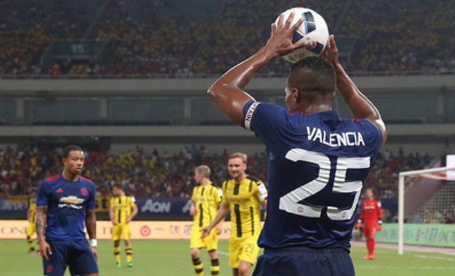 Manchester United destaca la capitanía de Antonio Valencia