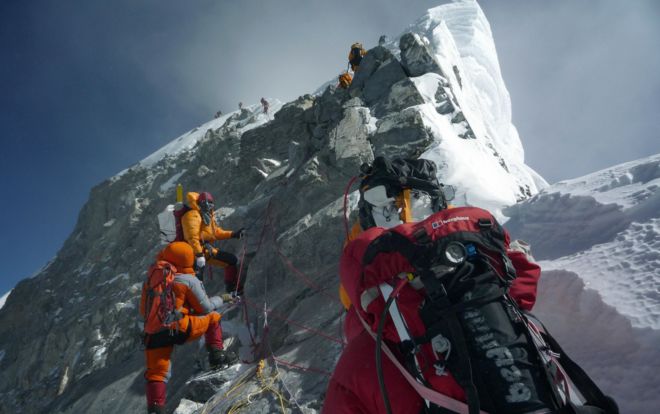 El Escalón de Hillary, la parte histórica del Everest que se derrumbó y cuya desaparición marca &quot;el fin de una era&quot;