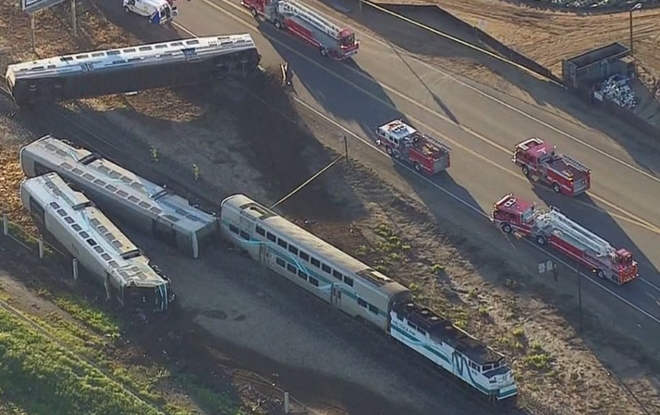 Tren se descarrila tras colisión con un tractor en California
