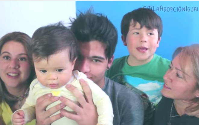 (VIDEO) Joven con 2 mamás defiende en emotivo video la adopción gay