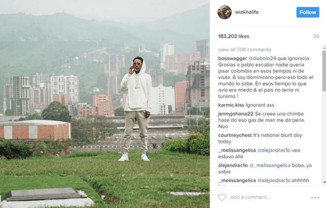 La polémica que causaron en Colombia las fotos del rapero Wiz Khalifa en la tumba del narco Pablo Escobar