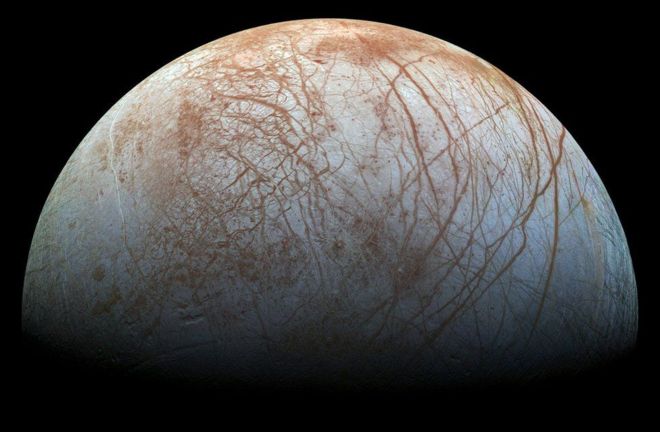 ¿Por qué Europa, la luna helada de Júpiter, es el mejor candidato para encontrar vida extraterrestre en el Sistema Solar?