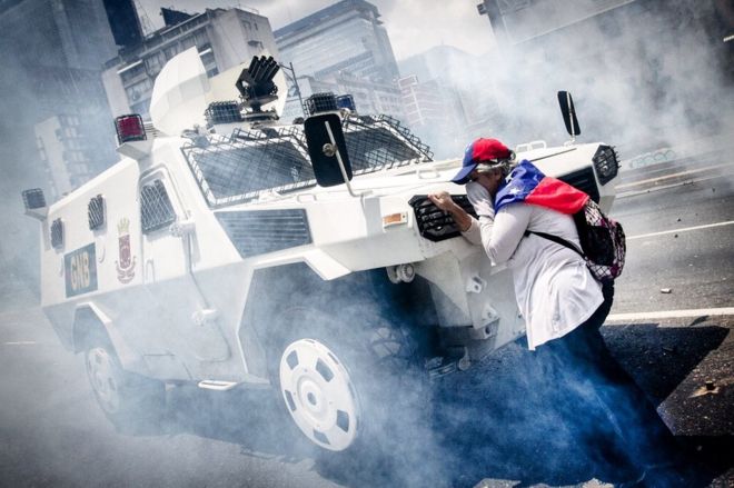 Lo que se sabe de la mujer que paró una tanqueta durante protestas en Venezuela