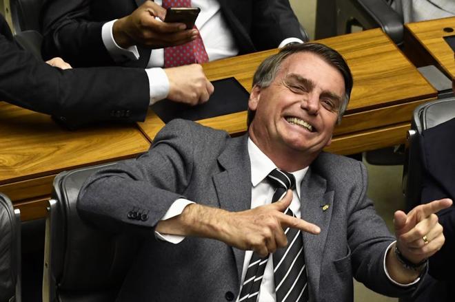 Hijos de Bolsonaro asumen protagonismo de campaña en Brasil