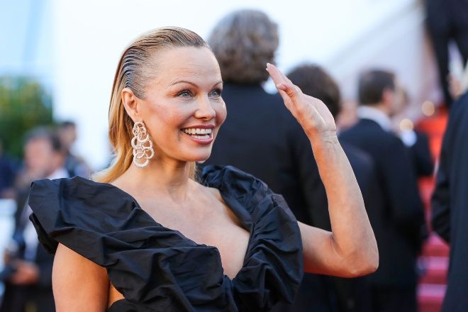 Pamela Anderson luce aspecto irreconocible en Cannes