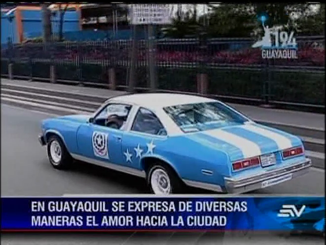&#039;El guayaquileño&#039;, un auto clásico que enorgullece a los transeúntes