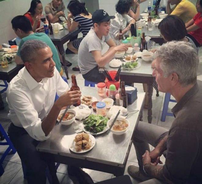 Las especulaciones que desató la foto de Barack Obama comiendo con el chef Anthony Bourdain en Vietnam