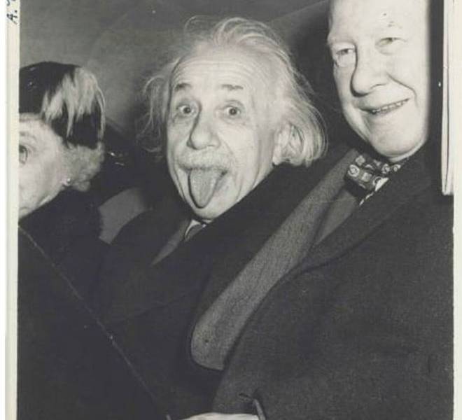 La historia detrás de la icónica foto de Albert Einstein con la lengua afuera