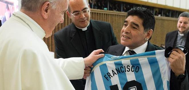 El papa recibe a Maradona en su residencia de Santa Marta