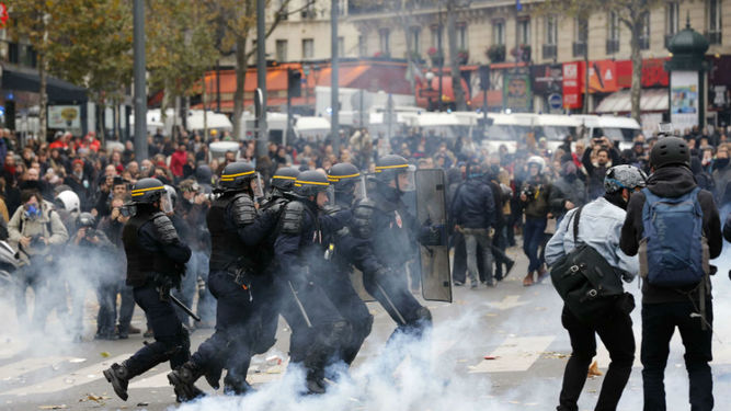 La policía dispersa con gases y cargas una manifestación en centro de París