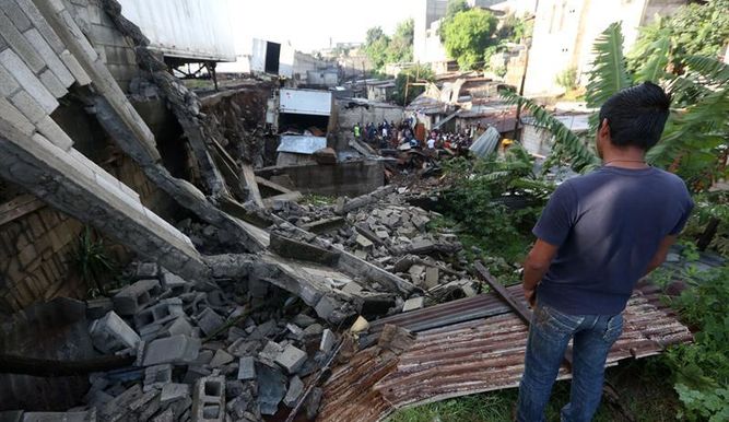 Alud causa un muerto y diez heridos en capital de Guatemala
