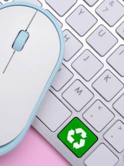 Teclado y mouse con el símbolo de reciclaje