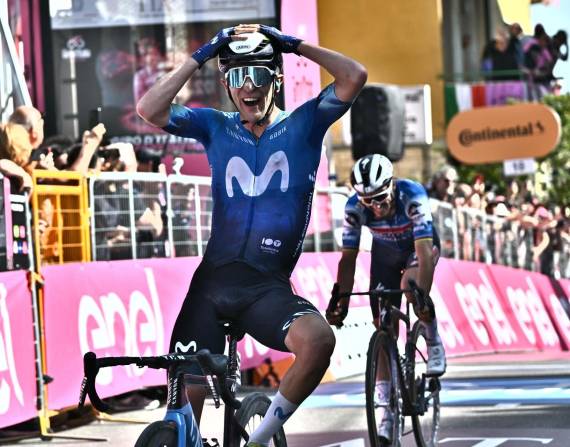 El español Pelayo Sánchez celebra su victoria en la sexta etapa del Giro de Italia
