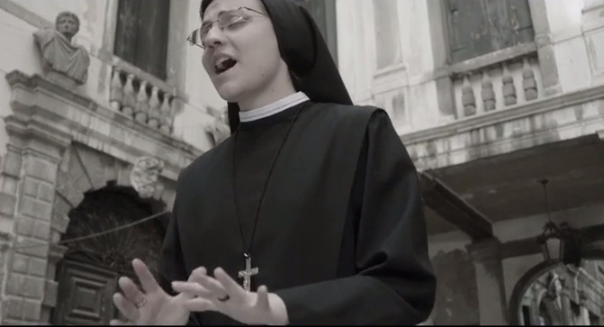 (VIDEO) Sor Cristina reinterpreta “Like a Virgin” de Madonna