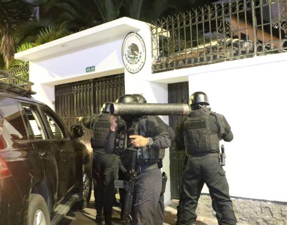 Imagen del viernes 5 de abril del 2024, durante el ingreso de grupos especiales de la Policí­a a la Embajada de México, para la captura del exvicepresidente Jorge Glas.