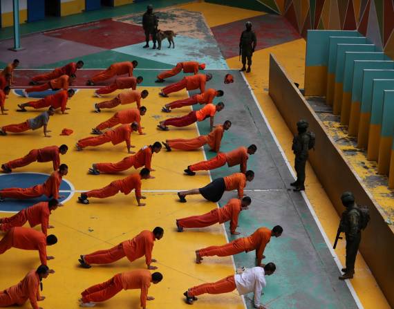 Fotografía de archivo del 22 de febrero de 2024 de reclusos mientras realizan ejercicios durante un recorrido de la prensa a la cárcel de Cotopaxi.