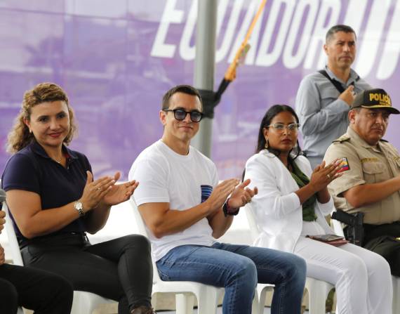 El Presidente, Daniel Noboa, entregó a los habitantes de los cantones Atacames y Muisne, la nueva Unidad de Vigilancia Comunitaria de la Policía del Ecuador.