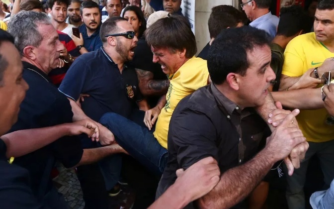 Hieren de cuchillada a candidato Bolsonaro en Brasil