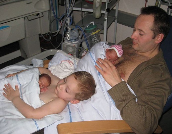 Padre e hijo son las incubadoras humanas de bebés prematuros