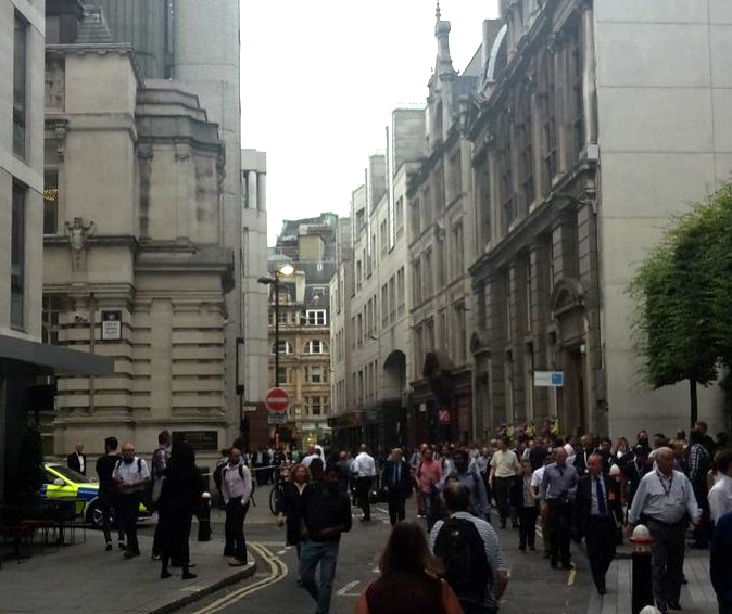 Autoridades evacúan una zona en Londres por fuga de gas