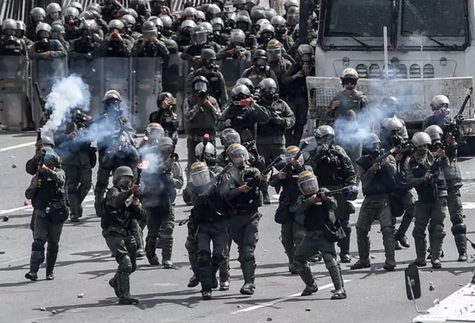 El régimen de Maduro abrió 40.000 vacantes para reforzar su policía militar