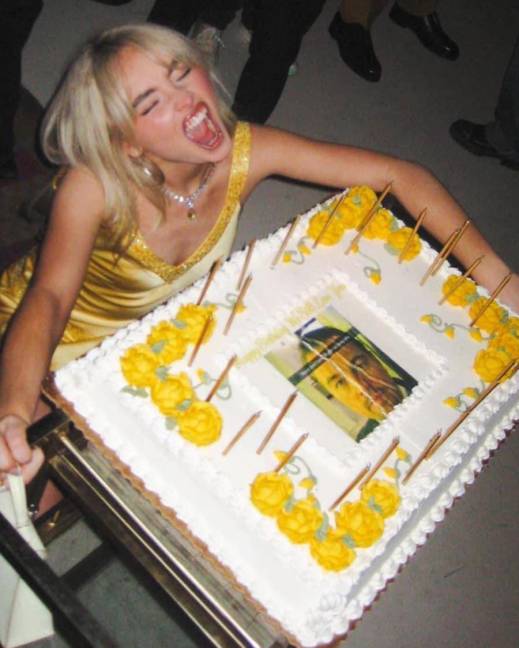 Sabrina Carpenter junto a su pastel de cumpleaños.