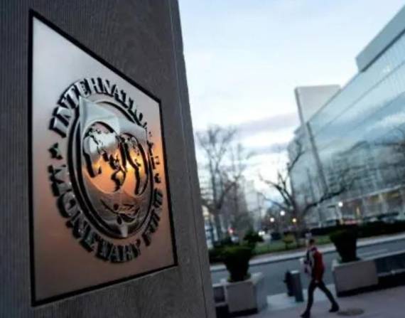 El logo del Fondo Monetario Internacional en la sede de la institución en Washington.