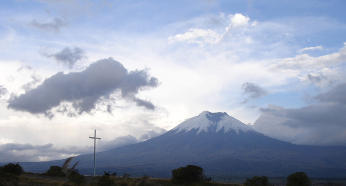 Actividad del volcán Cotopaxi se mantiene moderada, según el Geofísico