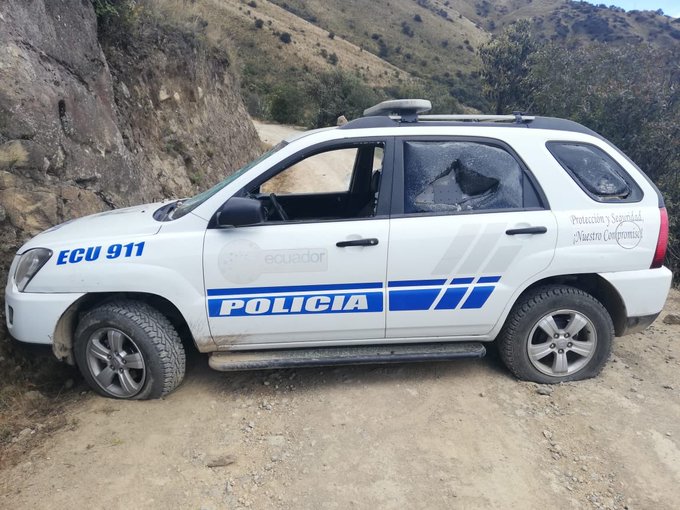 Antimineros atacan patrulla policial en Azuay
