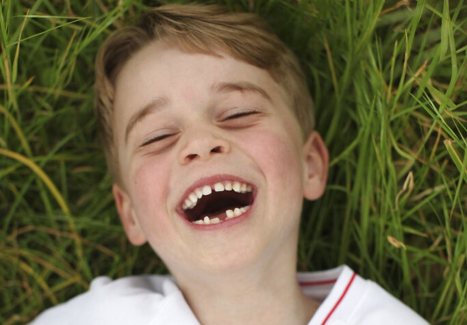 Príncipe Jorge cumple 6 años con una gran sonrisa para mamá
