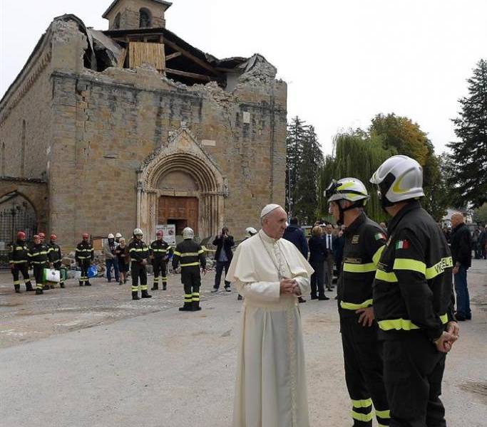 Papa visita Amatrice, devastada por el terremoto para orar por muertos y vivos
