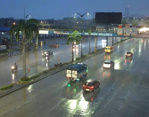 Imagen de lluvia en la avenida Pedro Menéndez Gilbert, norte de Guayaquil.