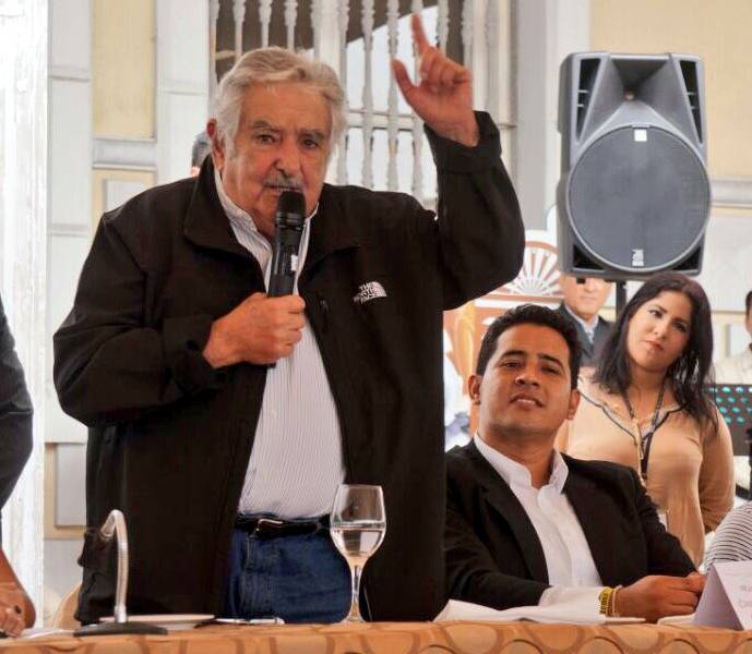 José Mujica compartió almuerzo con jóvenes en Parque Histórico