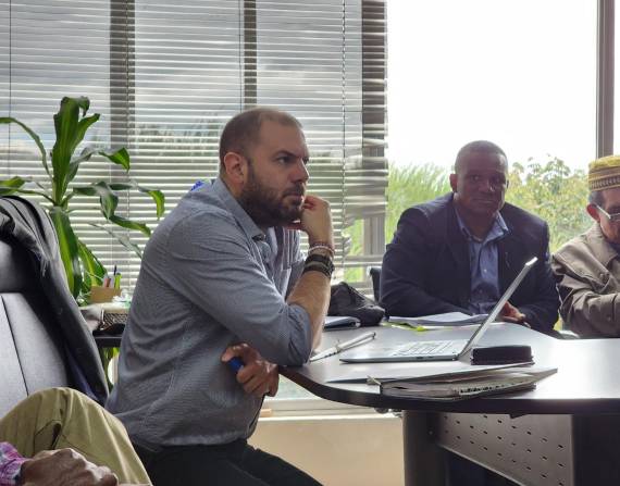 Imagen referencial del concejero de Participación Ciudadana, durante una reunión con representantes afroecuatorianos. Imagen referencial del concejero de Participación Ciudadana, durante una reunión con representantes afroecuatorianos.