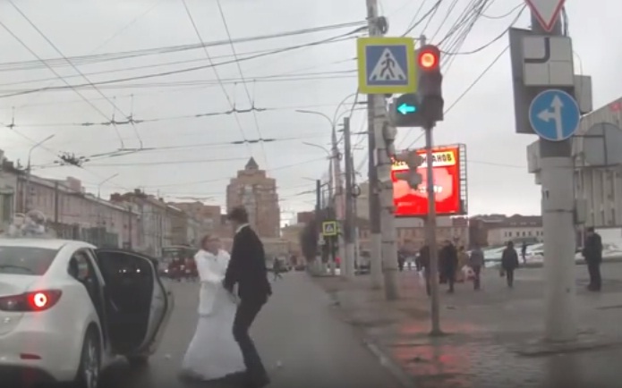 (VIDEO) Pareja de recién casados protagoniza ilógica pelea callejera