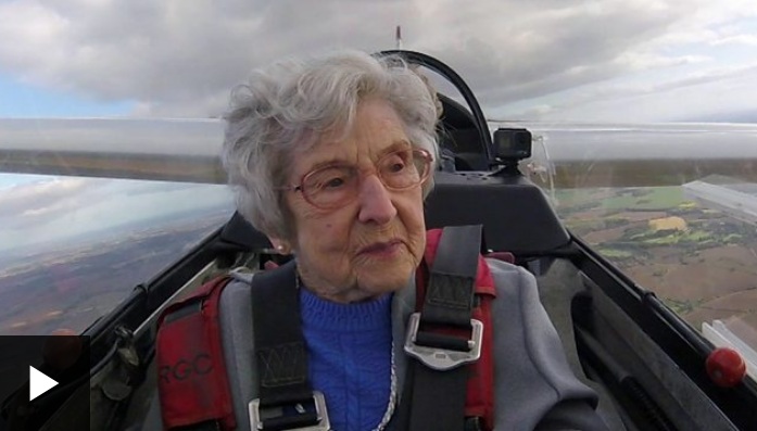 Mujer de 99 años voló en un avión planeador