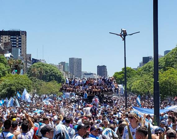 Hinchas de Argentina se reúnen para celebrar la victoria de la selección argentina en el Mundial de Qatar 202, en Buenos Aires (Argentina). EFE/ Raúl Martínez