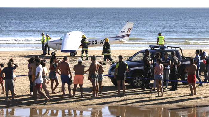 Una avioneta aterriza de urgencia en una playa portuguesa y causa 2 muertos