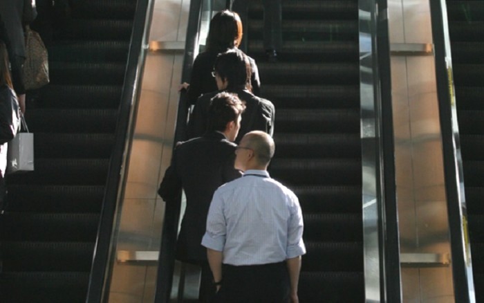 Osaka prohibirá subir las escaleras por la izquierda