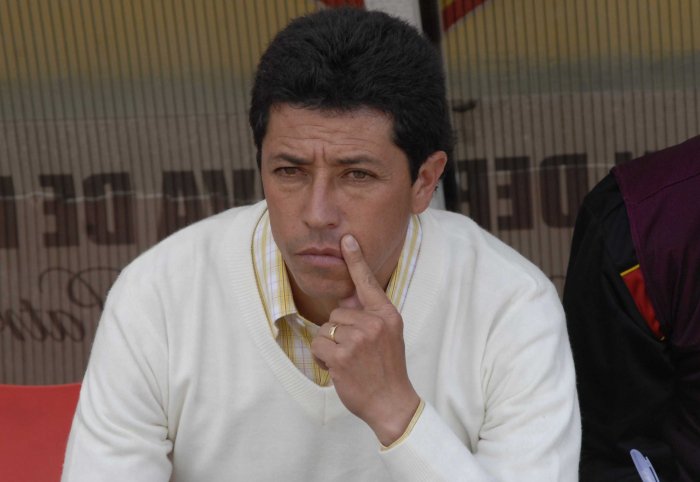 Vélez no seguirá en Macará si se &quot;desmantela&quot; al equipo