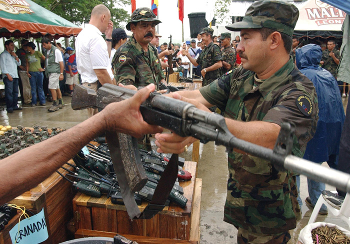 Colombia pone en marcha comisión de desarme tras medio siglo de conflicto