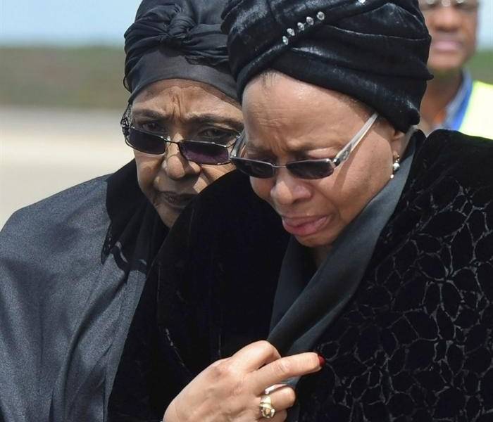 Viuda de Mandela lloró al recibir la bandera que cubrió su féretro