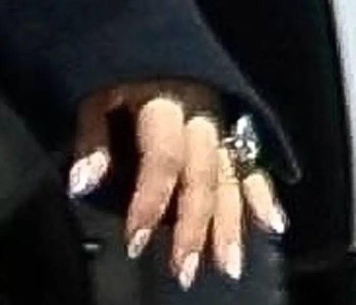 Mano izquierda de la cantante Lady Gaga usando un gran diamante.