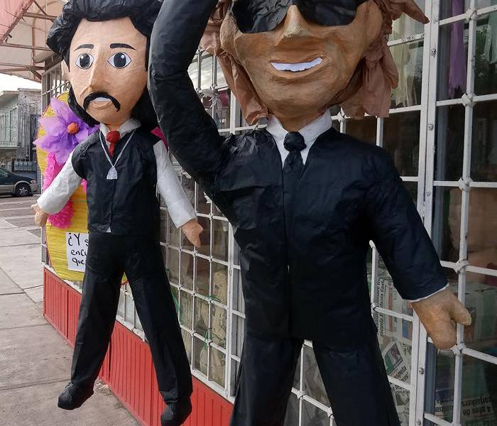 Luis Miguel y su polémico padre se convierten en piñatas en México