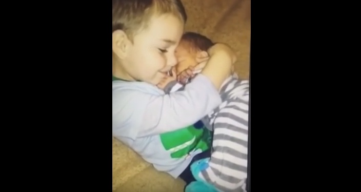 El cariñoso niño que cuida a su hermano recién nacido