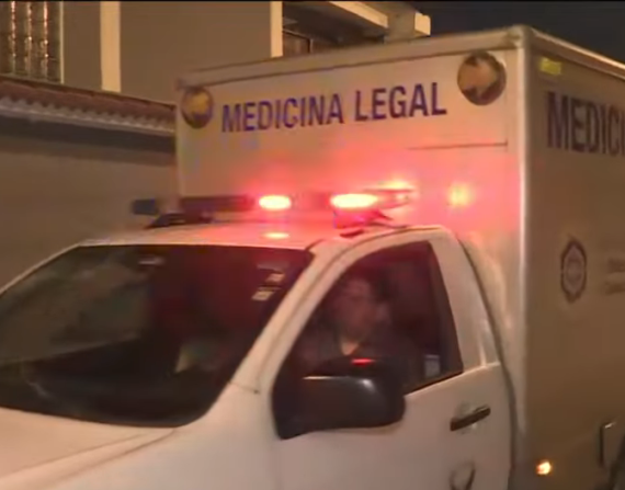 Imagen de un carro de Medicina Legal en Guayaquil, en referencia a muertes violentas en Ecuador.