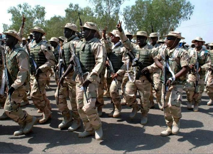 Condenan a muerte a 54 soldados en Nigeria por amotinarse